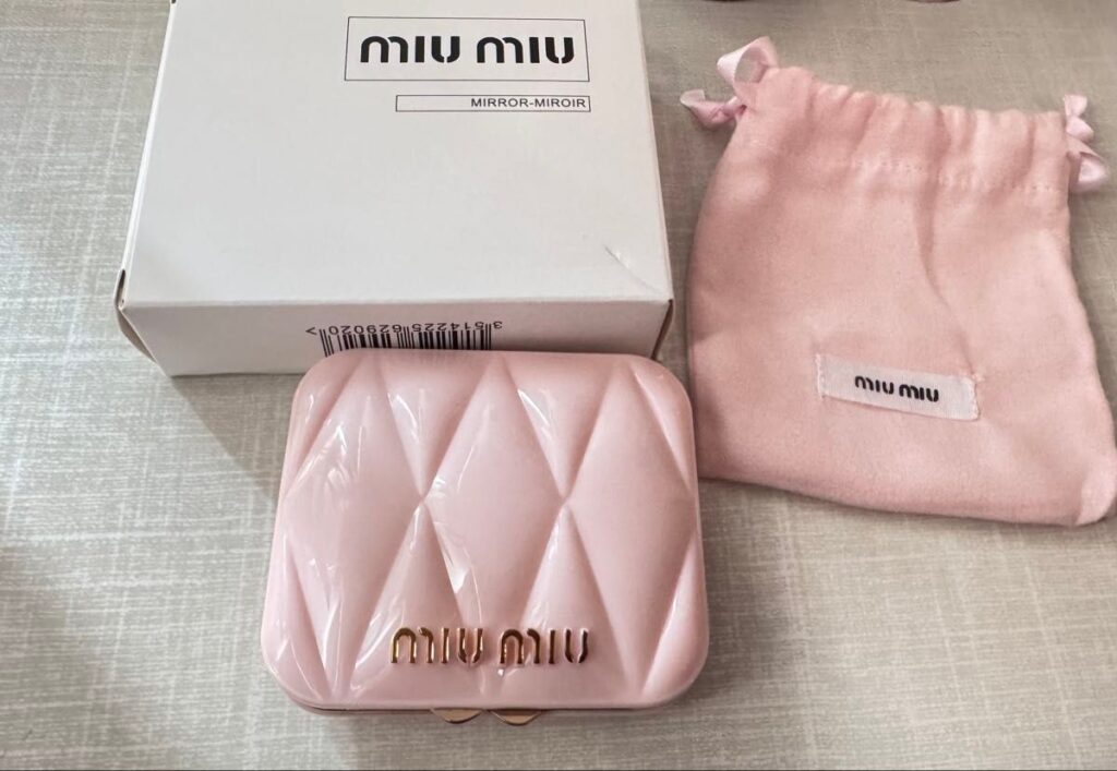Miu Miu 鏡 ダイソー セリア 違い, Miu Miu 鏡 高級感 レビュー, ダイソー セリア 鏡 比較 Miu Miu, Miu Miu 鏡 使いやすさ 徹底検証, Miu Miu 鏡 vs 100均 鏡 比較