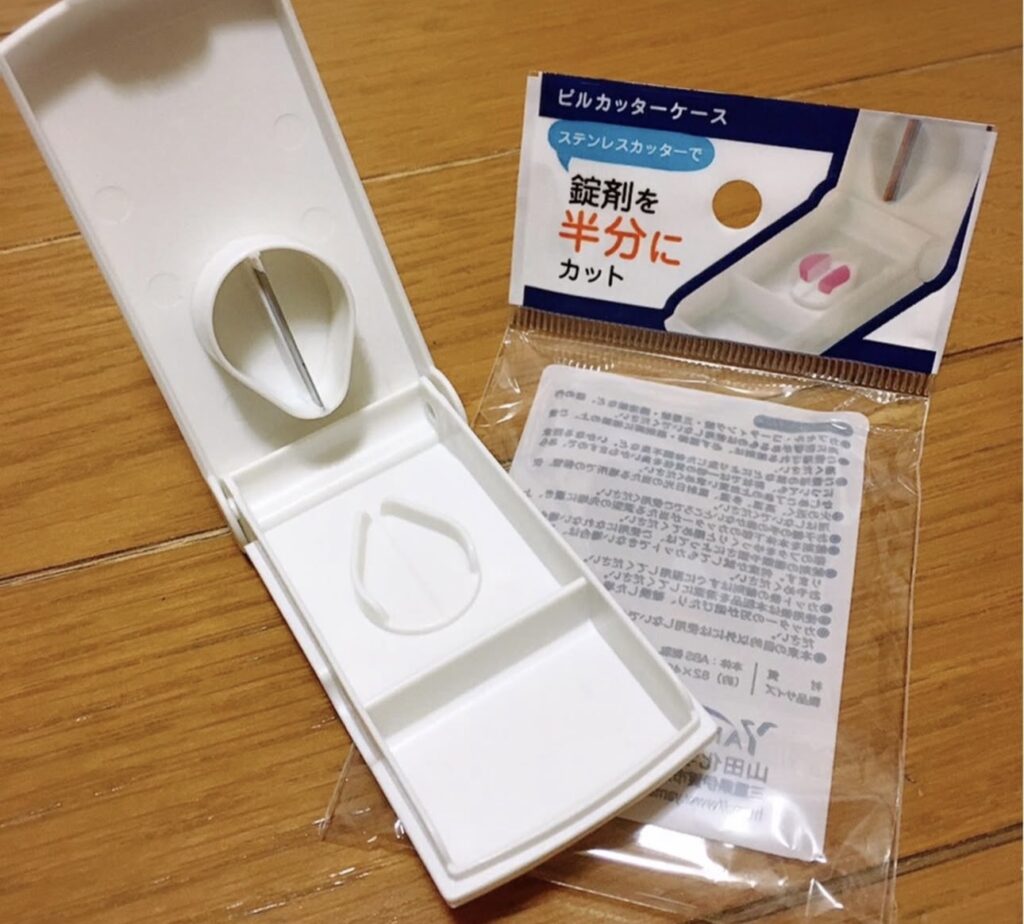 100均 ピルカッター 必要 理由, ピルカッター 100均 便利 メリット, ダイソー ピルカッター 使い方 レビュー, 薬 錠剤 カット 方法 100均, ピルカッター おすすめ 100均 代用