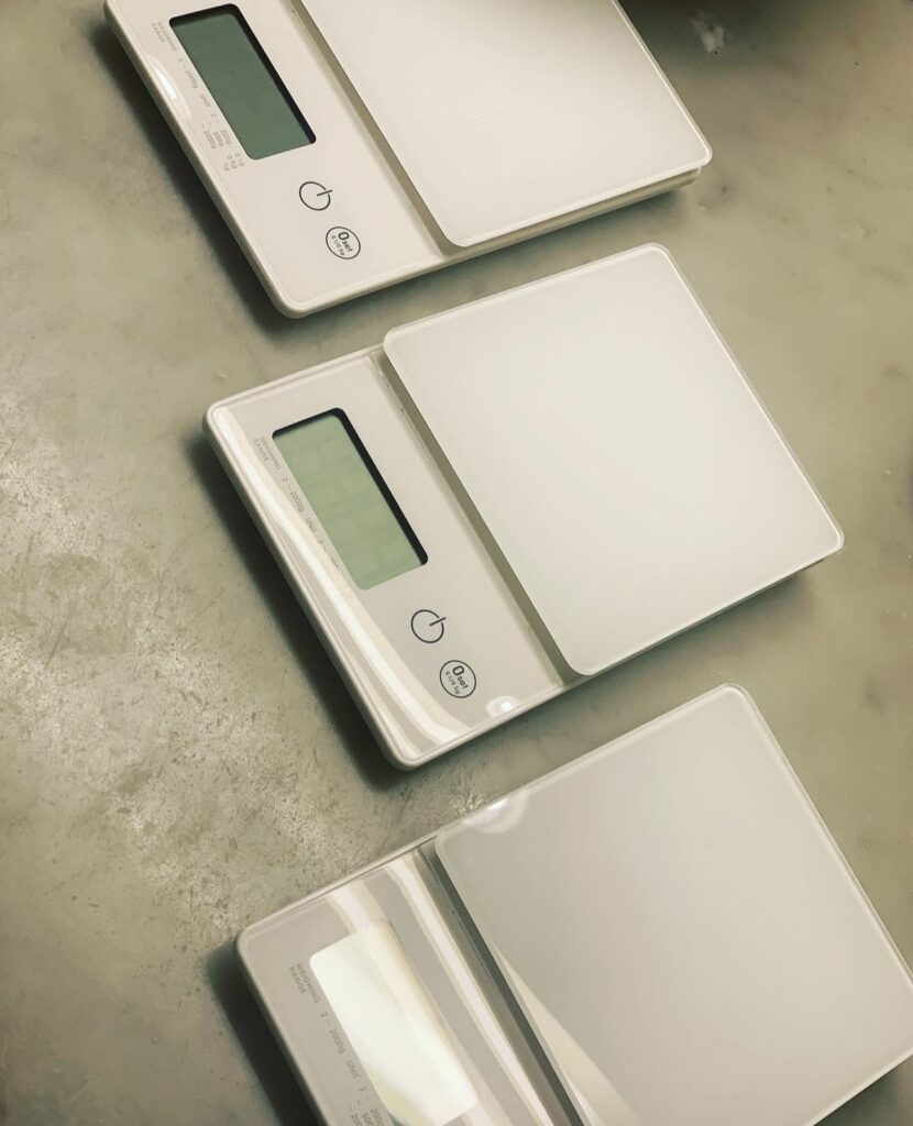 セリア キッチンスケール レビュー, キッチンスケール 100均 精度, セリア 計り 使える？, 100均 キッチンスケール 比較, キッチンスケール コスパ