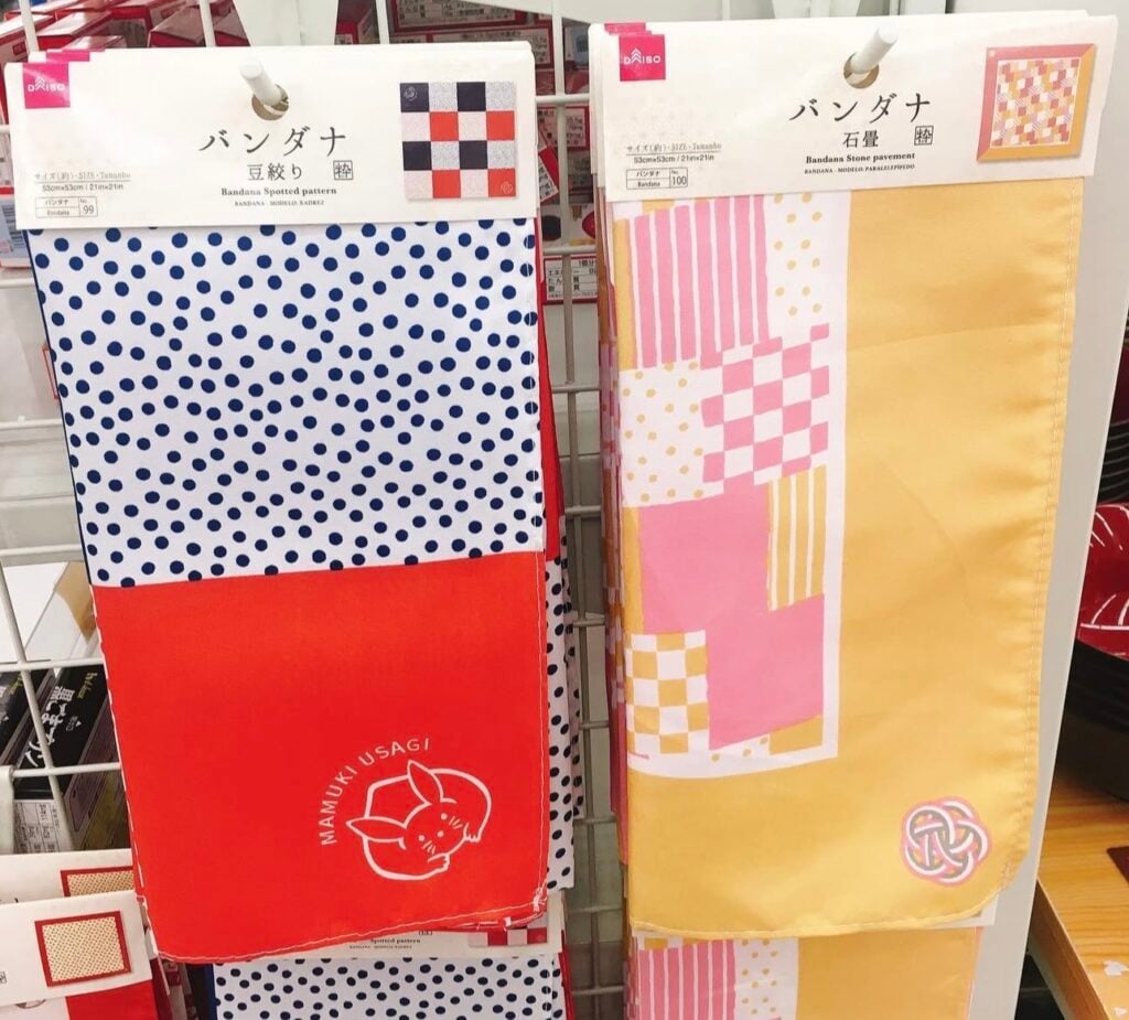 ダイソー バンダナ レビュー 活用法 コスパ, 100均 バンダナ おしゃれ 使い方, ダイソー バンダナ 種類 サイズ 柄 一覧, バンダナ ダイソー アレンジ 巻き方