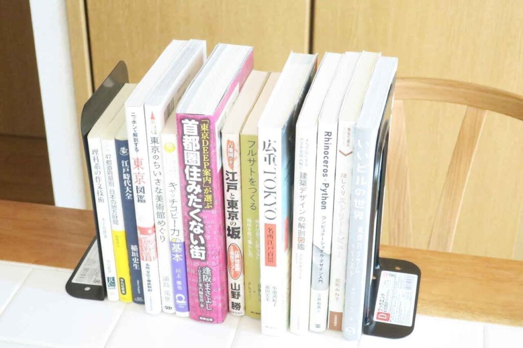 ダイソー ブックストッパー レビュー, ブックストッパー 100均, 本棚 整理 ダイソー, ブックストッパー 耐久性, 本棚 収納 100均 グッズ