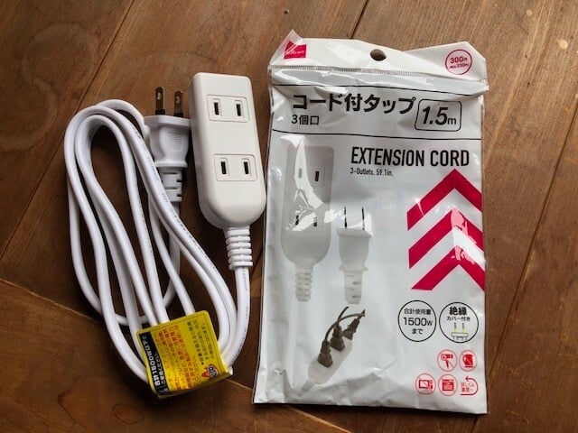 ダイソー 延長コード レビュー 2年使った, 100均 延長コード 安全性 注意点, ダイソー 電源タップ 延長コード 何W 対応, 延長コード 発熱 火災 リスク 対策