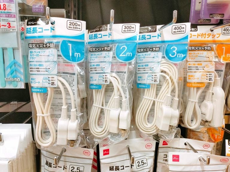 ダイソー 延長コード レビュー 2年使った, 100均 延長コード 安全性 注意点, ダイソー 電源タップ 延長コード 何W 対応, 延長コード 発熱 火災 リスク 対策