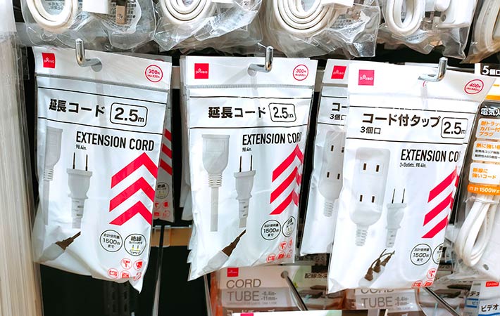 ダイソー 延長コード レビュー 2年使った, 100均 延長コード 安全性 注意点, ダイソー 電源タップ 延長コード 何W 対応, 延長コード 発熱 火災 リスク 対策
