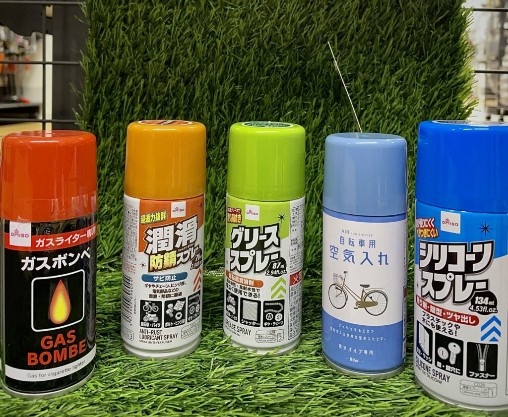 ダイソーのシリコンスプレー本当に使える？レビュー, 100均ダイソー シリコンスプレー実体験評, ダイソー シリコンスプレー引き戸鍵DIYで活躍