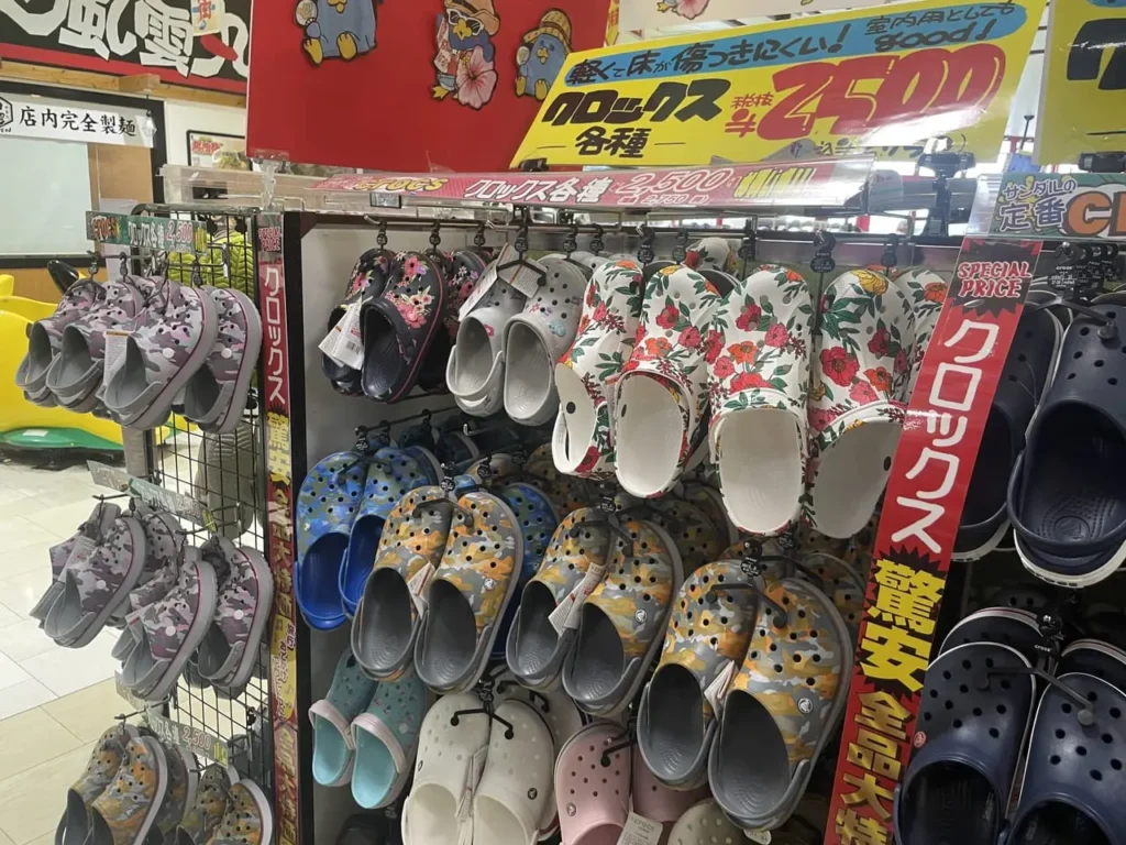 ドンキ クロックス もどき, クロックス 代用 ドンキ, ドンキ サンダル 安い 理由, クロックス もどき 履き心地