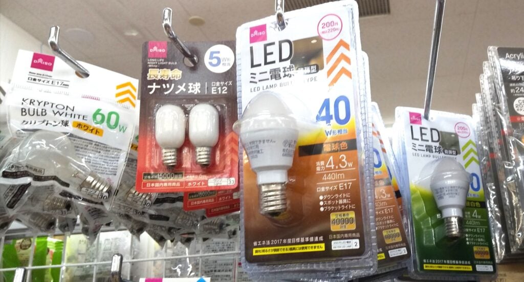 100均 電球 セリア ダイソー レビュー, セリア ダイソー 電球 明るさ 寿命 検証, 100均 LED 電球 コスパ 使い心地, セリア ダイソー 電球 比較 本音評価