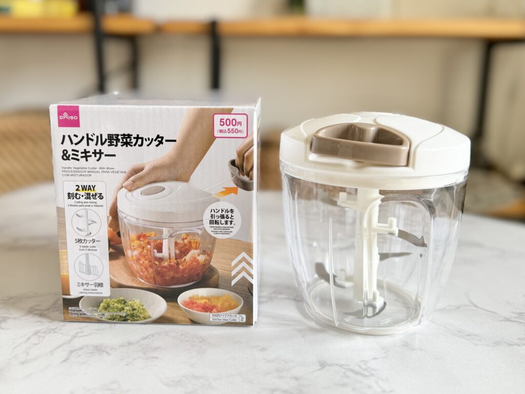 セリア みじん切り器 ダイソー 比較 レビュー, 100均 みじん切り器 おすすめ キッチン, セリア キッチン便利グッズ 使い心地 検証, ダイソー セリア みじん切り器 違い コスパ